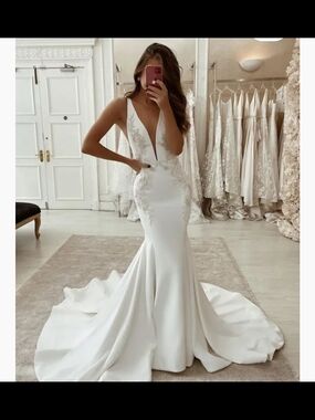 Ivory Plunge-Neck Mermaid Wedding Gown Size 16w Nwt